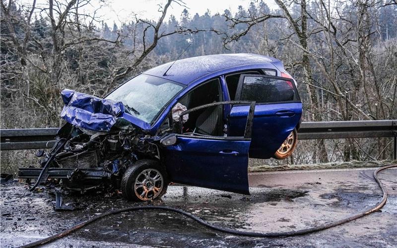 Eisunfall bei Gültlingen: Fahrzeug brennt völlig aus