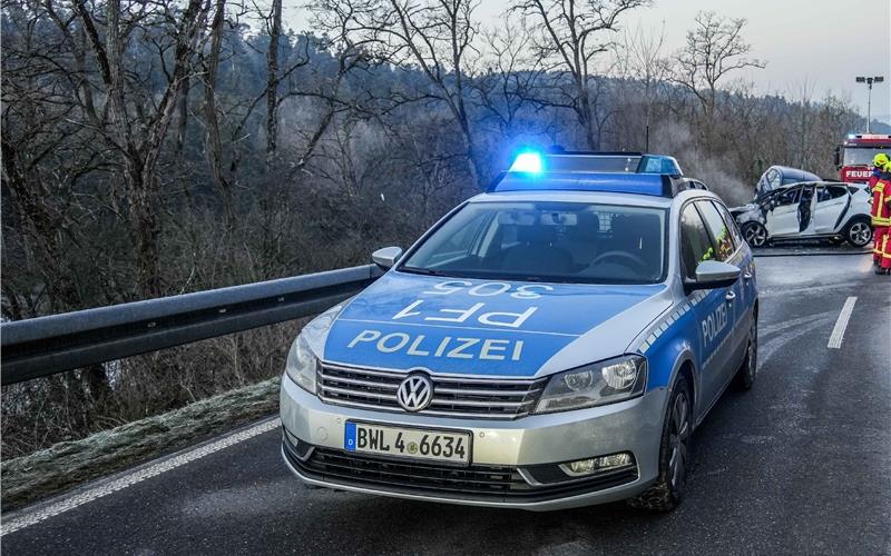 Eisunfall bei Gültlingen: Fahrzeug brennt völlig aus