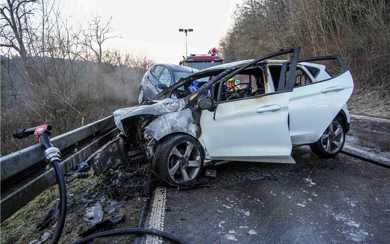 Eisunfall bei Gültlingen: Fahrzeug brennt völlig aus