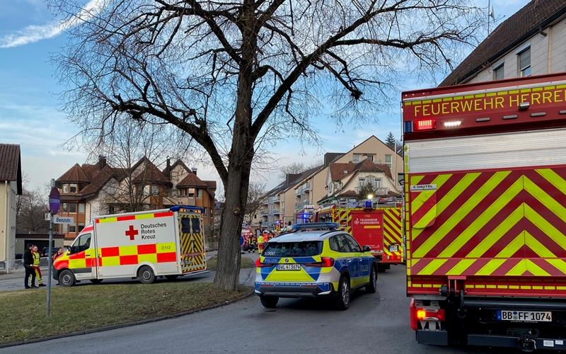 Weil Kunststoffmobiliar auf dem Balkon eines Mehrfamilienhauses brannte, musste die Feuerwehr ausrücken. Der Brand war schnell gelöscht. GB-Foto: gb