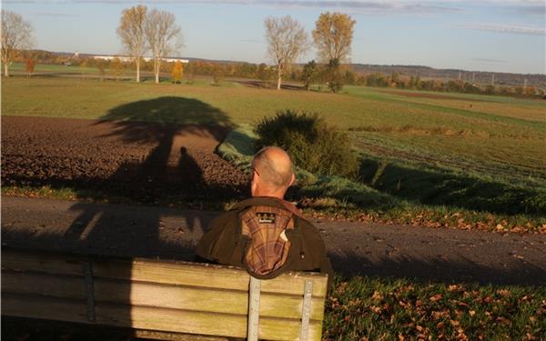 Wenigstens der Schatten sitzt im Schatten (gesehen in Rohrau) GB-Foto: Bäuerle