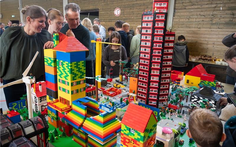 Wie im richtigen Leben gab es auch in der Lego-Stadt Hochhäuser. GB-Foto: Schmidt