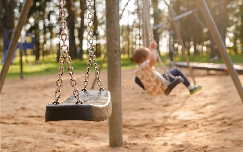 Wie schön kann schaukeln sein – vor allem für Kinder, die ihrer Krankheit wegen nicht mit Gleichaltrigen spielen dürfen und die meiste Zeit ihres jungen Lebens in Kliniken verbringen müssen.GB-Foto (Symbolbild): Daria Kryv/stock.adobe.com