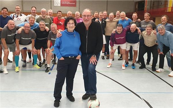 Wiedersehen nach langer Zeit: Im Vordergrund Trainer Rainer Willfeld mit seiner Frau Isolde. Mit dabei die ehemaligen Herrenberger Spieler Bali Cantürk (rechts vorne mit hellblauem Sweatshirt) und Thomas Sinz (lugt hinten zwischen Isolde und Rainer Willfeld durch) und der in Herrenberg wohnende Martin Nowak (Vierter von links in der hinteren Reihe). GB-Foto: gb