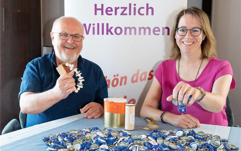Wolfgang Bergler und Miriam Tressell (Initiatoren des Projekts) basteln im Vorfeld der Konzerte mit den Demenzkranken einfache Instrumente. GB-Foto: Vecsey