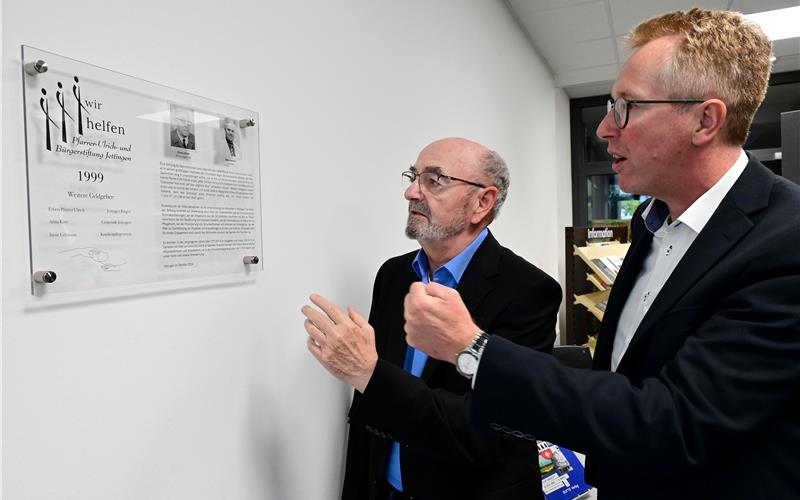 Wolfgang Siebenrock (Stiftungsvorsitzender, links) und Hans Michael Burkhardt (Bürgermeister und Stiftungsratsvorsitzender) vor der neu angebrachten Gedenkplakette im Rathausfoyer. GB-Foto: Holom