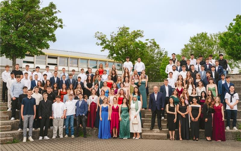 Würdig verabschiedet wurden am Freitag die 112 Schülerinnen und Schüler, die ihren Abschluss an der Theodor-Schüz-Realschule machten. GB-Foto: gb