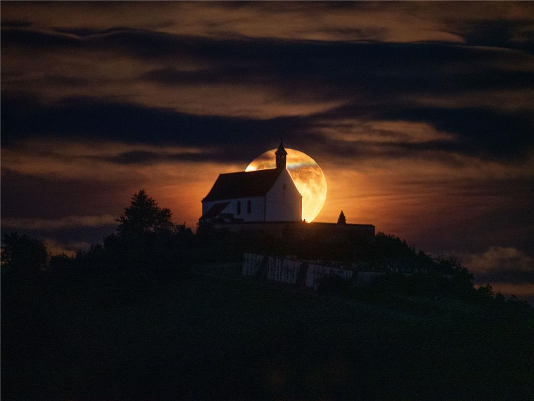 Wurmlinger Kapelle mit dem aufgehenden "Supermond".  Von Axel Scheibner aus Herr...