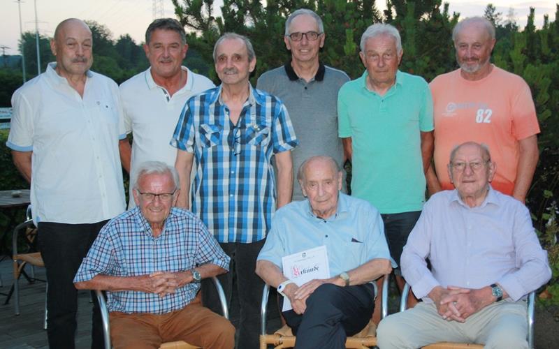 Zahlreiche Mitglieder konnte der FC Gärtringen für ihre jahrzehntelange Vereinstreue auszeichnen. GB-Foto: gb