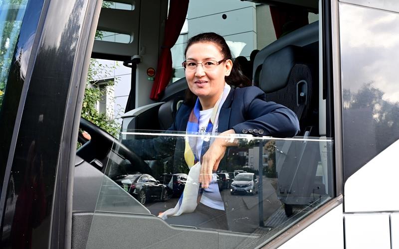 Zarifa Alzidada, aus Afghanistan geflüchtet, hat inzwischen den Bus-Führerschein gemacht. Das Fahren ist ihre große Leidenschaft. GB-Fotos: Holom