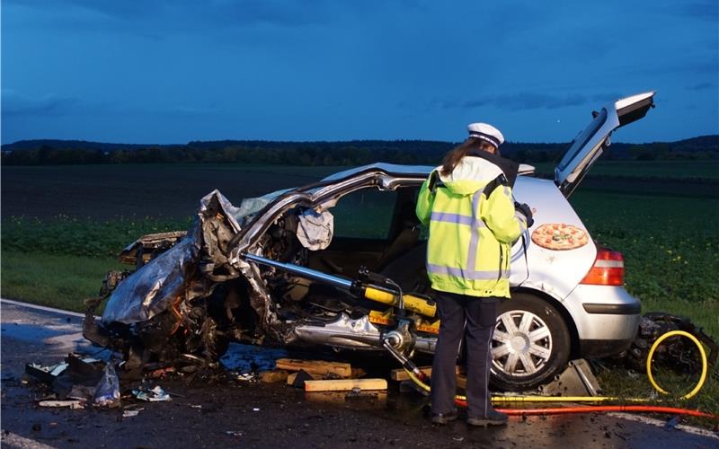 Eine lebensgefährlich und eine schwer verletzte Person nach Unfall auf der B14