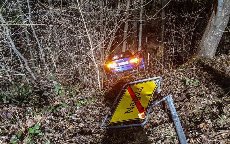 Zu einem schweren Unfall kam es am Mittwochabend auf der L361 bei Nagold. Wie die Polizei mitteilt, befuhr der schwarze PKW die Graf-Zeppelin Strasse in Richtung der Landesstrasse 361. Mutmasslich aufgrund nicht angepasster Geschwindigkeit kam dieser im Kreuzungsbereich auf die Gegenfahrbahn und kollidierte hierbei mit einem entgegenkommenden PKW. Dieser wurde durch die Wucht des Aufpralls von der Strasse geschleudert und rutsche mehrere Meter eine Boeschung hinunter. Insgesamt wurden vier Personen verletzt. Ueber das Ausmass der Verletzungen konnte die Polizei noch keine Aussagen treffen. Beide PKW mussten abgeschleppt werden.