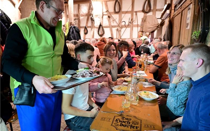 Zünftig geht es in Bondorf beim Mostfest von Familie Reichardt zu .GB-Foto: Holom