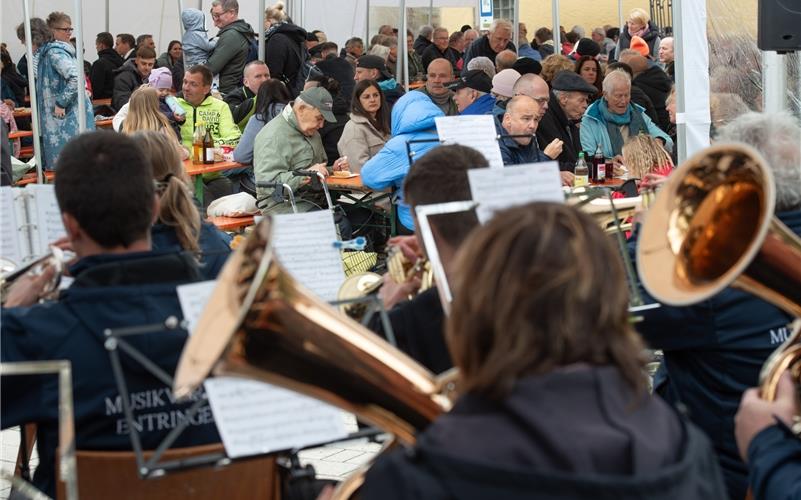 Zünftige Klänge gab es zu hören in der Entringer Ortsmitte beim Dämmerschoppen des Musikvereins.GB-Foto: Vecsey