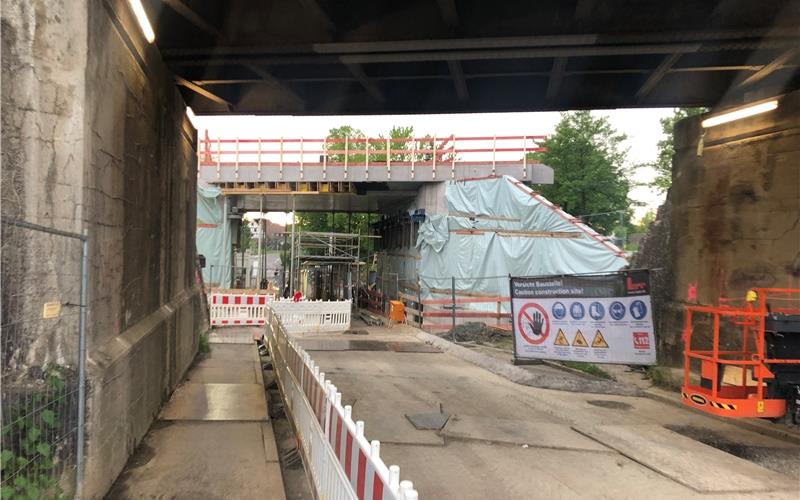 Zugverkehr gesperrt: Neue Brücke wird in Ergenzingen eingeschoben