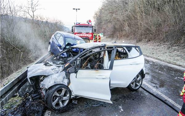 Zwei Fahrzeuge krachen auf eisglatter Straße aufeinander