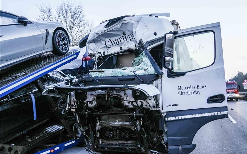 Zwei Lastwagen und ein Mercedes waren am Samstagmorgen in den schweren Unfall auf der A81 zwischen Herrenberg und Rottenburg involviert. Ein Rettungshubschrauber flog einen Sattelzugfahrer in ein Krankenhaus. GB-Foto: SDMG/Dettenmeyer