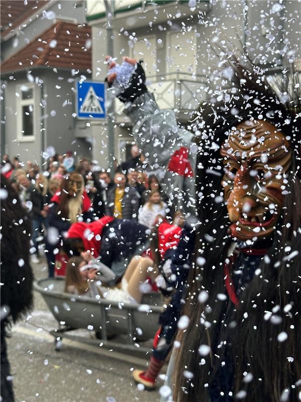 …auf einmal schneit es – Konfetti…  Von Anja Schnotz Gäufelden.